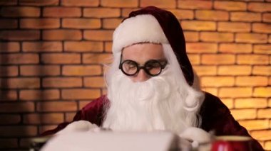 Noel Baba, ikametgahındaki çocukların mektuplarına cevap veriyor.