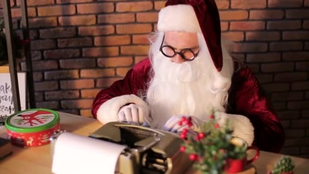Der Weihnachtsmann antwortet auf die Briefe der Kinder in seiner Residenz — Stockvideo