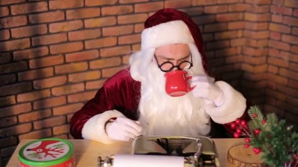 Санта-Клаус отвечает на письма детей в своей резиденции — стоковое видео