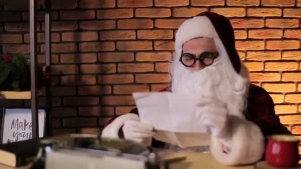 Santa Claus responds to the letters of the children in his residence — Video