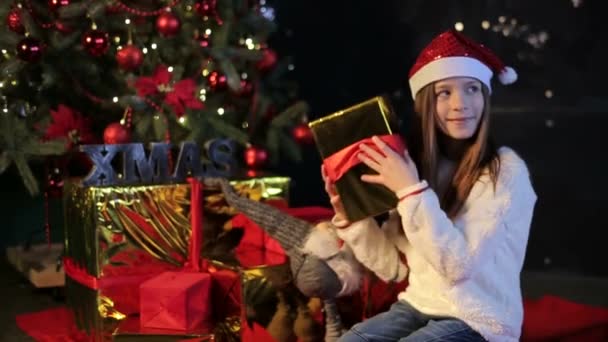 Con Buon Natale e Felice Anno Nuovo. Bella, bambina con un regalo nell'atmosfera di Capodanno — Video Stock