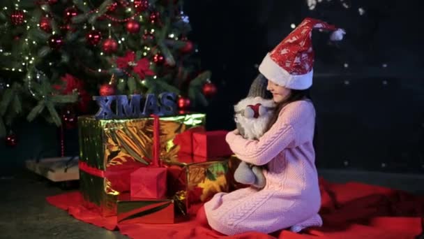 Con Buon Natale e Felice Anno Nuovo. Bella, bambina con un regalo nell'atmosfera di Capodanno — Video Stock