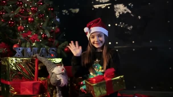 С Рождеством и Новым годом. Красивая маленькая девочка с подарком в новогодней атмосфере — стоковое видео