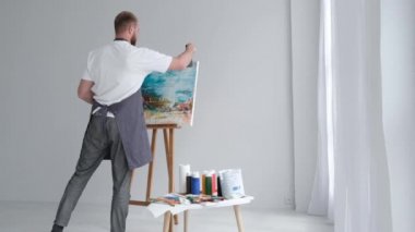 Süper yavaş çekim 240 fps, sanatçı stüdyoda soyut bir resim çizer..