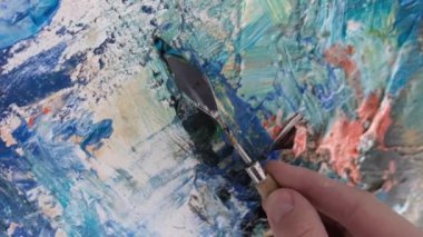 Süper yavaş çekim 240 fps, yaratıcı sanatçı renkli resimlerle soyut bir resim çiziyor.. 