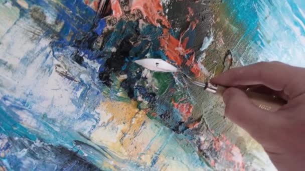 Super slow motion 240 images par seconde, artiste créatif peint un tableau abstrait avec des peintures colorées. — Video