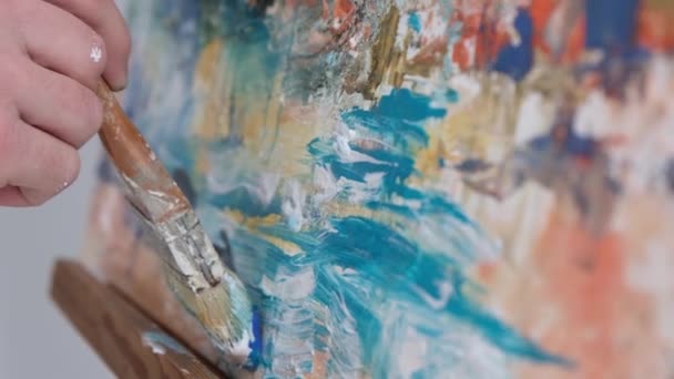 Nahaufnahme eines professionellen Künstlers, der einen Pinsel hält und mit blauer Farbe malt. — Stockvideo