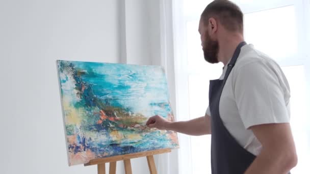 Super slow motion 240 fps, the artist paints an abstract picture in the studio. — ストック動画