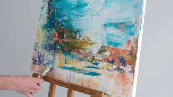 Primer plano de una mano de artistas profesionales sosteniendo un pincel y pintando con pintura azul. — Vídeos de Stock
