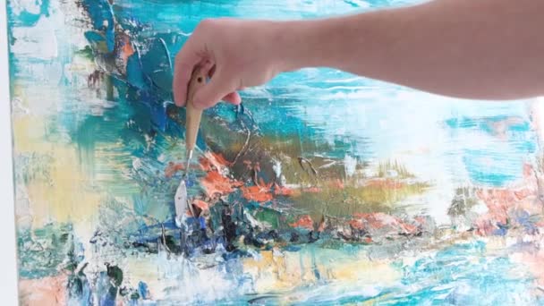 Hand av en målare måla en bild med blå färger, närbild av en professionell konstnärer verktyg — Stockvideo