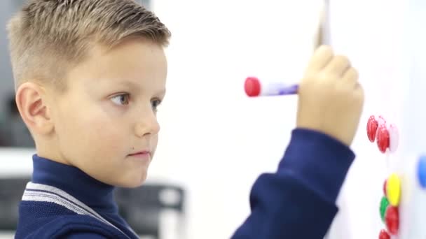Junge schreibt in der Schule an Tafel, löst Aufgaben, Bildungsreform, Kind lernt — Stockvideo