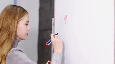 Okulda çocukluk ve öğrenme, yaratıcılık ve hobi konsepti - okulda yaratıcı küçük kız çizimi