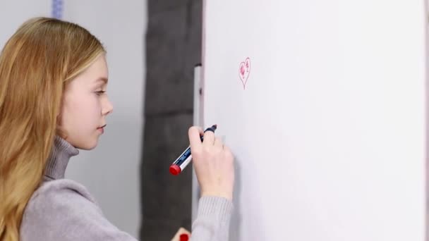 Infancia y aprendizaje en la escuela, creatividad y concepto de pasatiempo: dibujo creativo de marcadores para niñas en la escuela — Vídeos de Stock