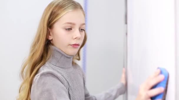 Kindheit und Lernen in der Schule, Kreativität und Hobbykonzept - kreatives kleines Mädchen zeichnet in der Schule — Stockvideo