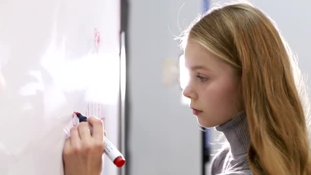 Ragazza adolescente che studia a scuola, creatività e concetto di hobby - la bambina creativa disegna con pennarello a scuola — Video Stock