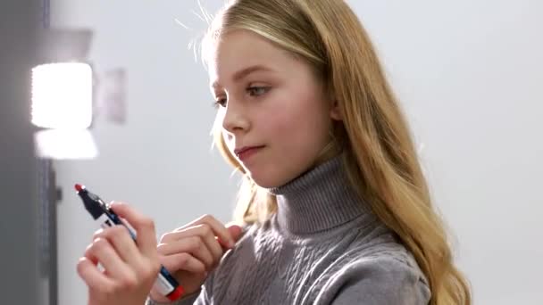 Chica adolescente estudiando en la escuela, creatividad y concepto de pasatiempo - niña creativa dibuja con marcador en la escuela — Vídeos de Stock