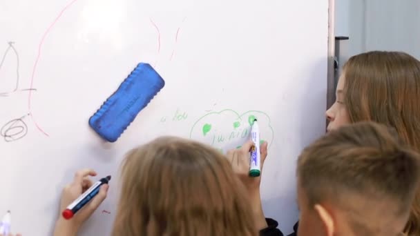 I bambini a scuola stanno studiando, un gruppo di bambini sta imparando — Video Stock