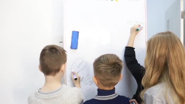 I bambini a scuola stanno studiando, un gruppo di bambini sta imparando — Video Stock