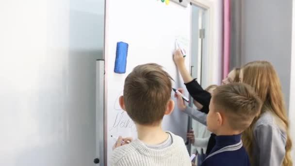 Dzieci w szkole się uczą, grupa dzieci się uczy. — Wideo stockowe