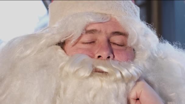 Großaufnahme von Santas überraschtem Gesicht. Dezember Abend vor Weihnachten Neujahr — Stockvideo