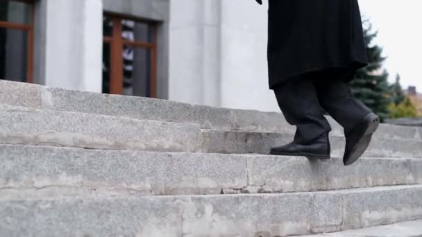 The old man confidently climbs the stairs. Average real-time image — Stock Video