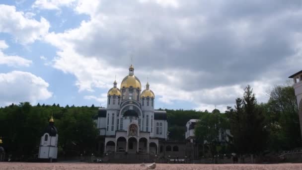 Zarvanytsia Spiritual Center je světové Mariánské prázdninové centrum. Ukrajinská řecká katolická církev. — Stock video