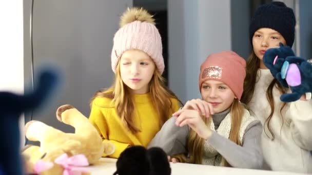 Kinderen meten hoeden voor de spiegel, kinderen winkelen in de winkel — Stockvideo