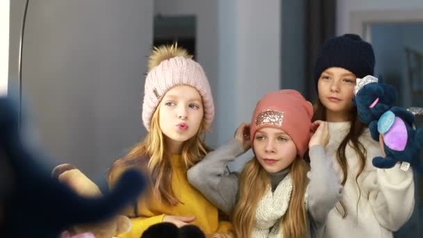 Дети измеряют шляпы перед зеркалом, дети делают покупки в магазине — стоковое видео