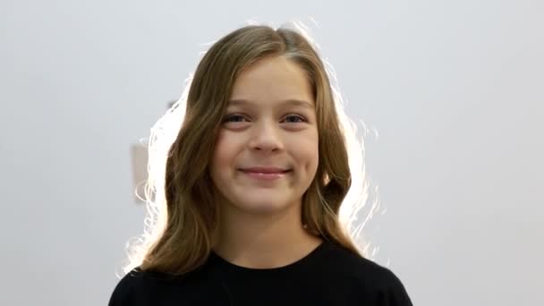 Portrét malé puberťačky, dívenky dívající se do kamery — Stock video