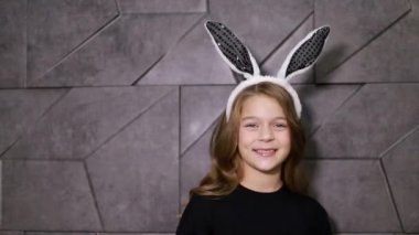 Tavşan kulaklı güzel küçük kız, mutlu bebek