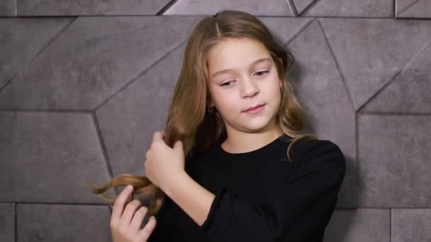 Hermosa niña con orejas de conejito, bebé feliz — Vídeos de Stock