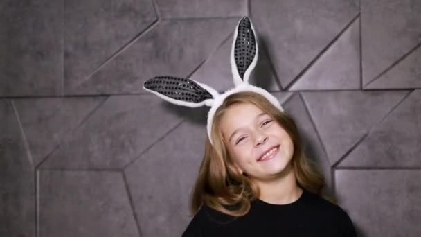 Belle petite fille avec des oreilles de lapin, bébé heureux — Video