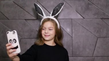 Güzel, küçük, esmer, tavşan kulaklı kız.