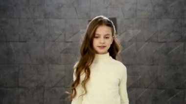 Beyaz kolsuz gömlekli, şortlu ve şapkalı güzel bir kız.