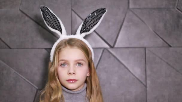 부활절 토끼 귀에 옷을 차려입은 귀여운 소녀, 행복 한 아이가 휴일을 기다리고 있다 — 비디오