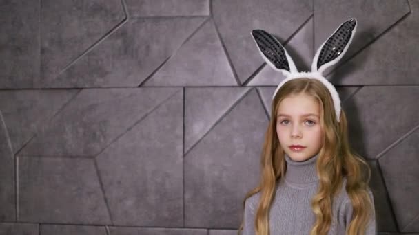 Kulak takmış şirin bir kızın portresi. Paskalya tavşanı. — Stok video