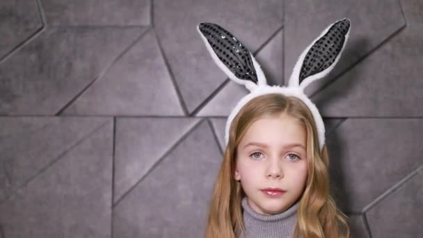 귀에 부활절 토끼 옷을 입은 귀여운 어린 소녀의 모습 — 비디오