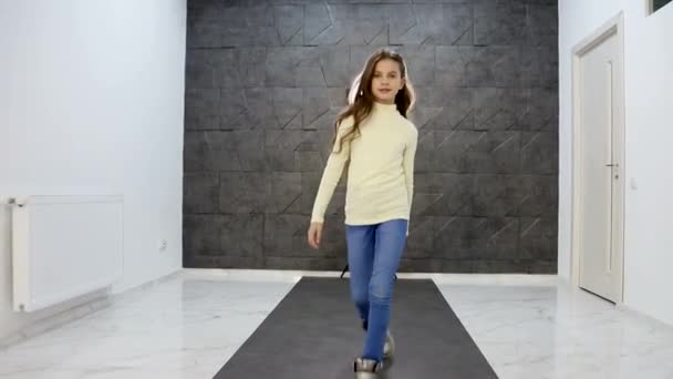 Söt liten flicka i vit ärmlös skjorta, shorts och hatt — Stockvideo