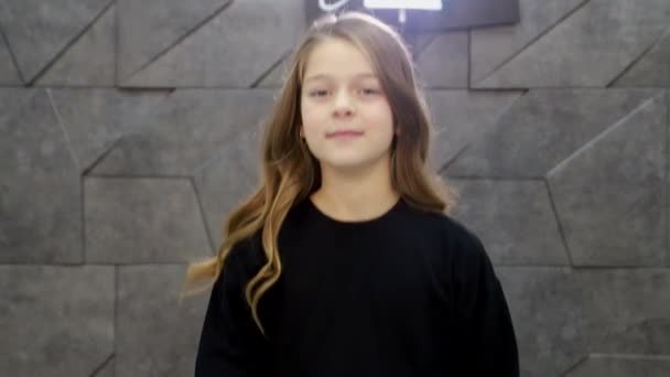 Šťastná malá školačka v dlouhých elegantních drahých šatech — Stock video