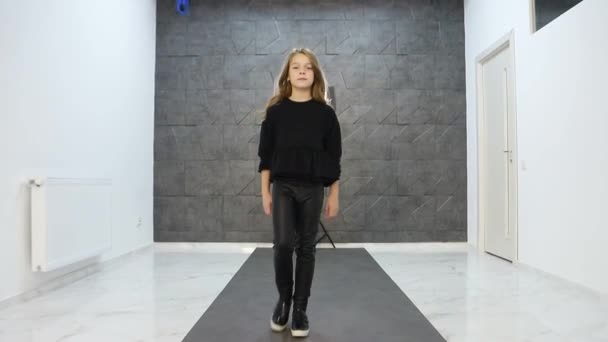 Uma menina da escola-idade pequena feliz em um vestido caro chique longo — Vídeo de Stock