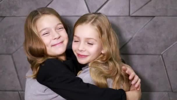 Dwie siostry się przytulają, cieszą się, że się spotykają.. — Wideo stockowe