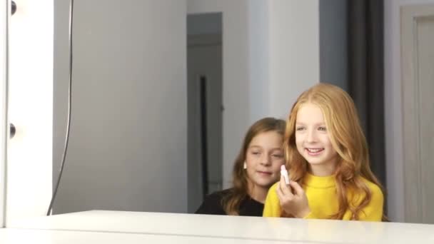Małe dziewczynki makijaż próbuje być jak dorosłe kobiety — Wideo stockowe