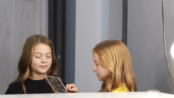 Maquillage de petites filles essayant d'être comme des femmes adultes — Video