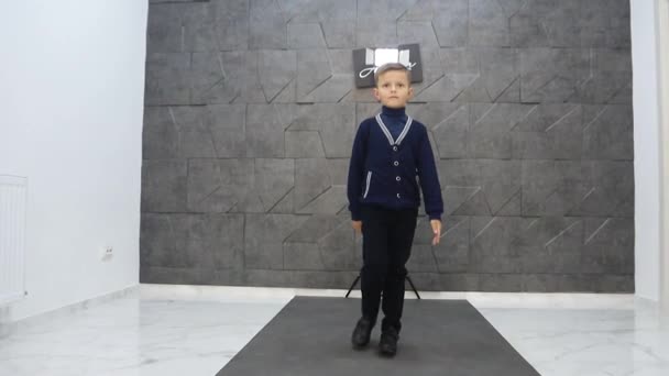 Pequeño modelo en la pasarela, hermoso niño posando para la cámara — Vídeos de Stock