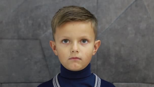 キャットウォーク上の小さな男の子モデル,カメラのためにポーズ美しい子供 — ストック動画