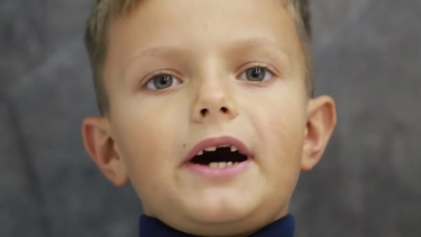Портрет смішного маленького хлопчика, що розмовляє з камерою — стокове відео