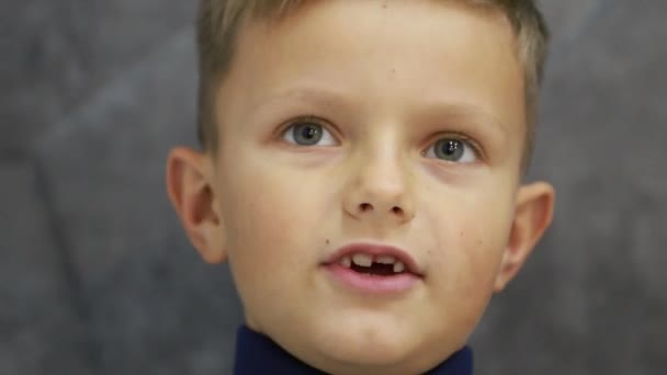 Портрет смішного маленького хлопчика, що розмовляє з камерою — стокове відео