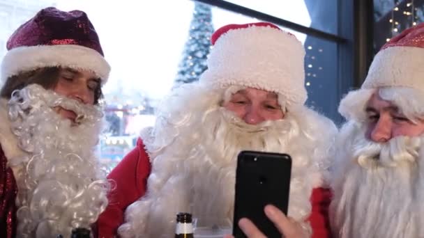 Tres Santa Claus Usan Smartphone Para Comunicarse Con Niños Obedientes — Vídeo de stock