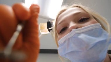 Diş hekimi hastaların ağzına bakar, dişi tıbbi bir aletle tedavi eder. Birinci şahıs video kaydı. Diş hekimi kavramı