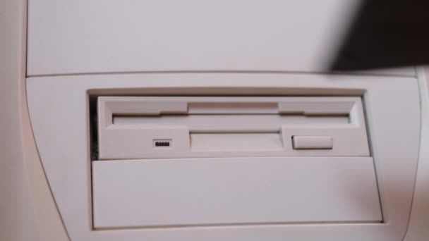 レトロコンピュータにフロッピーディスクをインストールするクローズアップ ディスケットスキャン レトロコンピュータ90年 — ストック動画